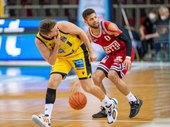 Jordan Hulls MHP Riesen Ludwigsburg, 01 , Kendale Deshawn McCullum JobStairs Giessen 46ers, 00 , after Faul, GER, MHP Riesen Ludwigsburg vs JobStairs Giessen 46ers, Basketball, Bundesliga, easycredit, 14 Spieltag, Spielzeit 2021 2022, 29 12 2021, GER, MHP Riesen Ludwigsburg vs JobStairs Giessen 46ers, Basketball, Bundesliga, easycredit, 14 Spieltag, Spielzeit 2021 2022, 29 12 2021 Ludwigsburg. Copyright: xEibner-Pressefoto SaschaxWaltherx EP_EER