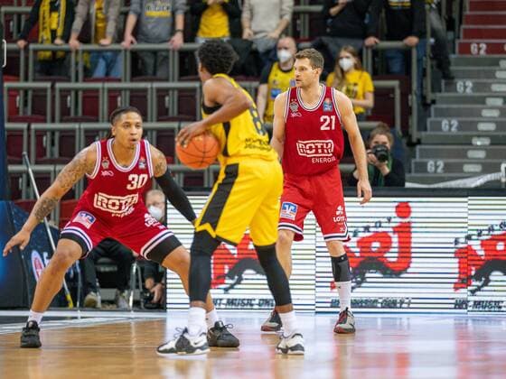 James Woodard MHP Riesen Ludwigsburg, 08 , Timeric Dejaun Williams Jr JobStairs Giessen 46ers, 30 , Florian Koch JobStairs Giessen 46ers, 21 , GER, MHP Riesen Ludwigsburg vs JobStairs Giessen 46ers, basketball, Bundesliga, easycredit, 14 Spieltag, Spielzeit 2021 2022, 29 12 2021, GER, MHP Riesen Ludwigsburg vs JobStairs Giessen 46ers, basketball, Bundesliga, easycredit, 14 Spieltag, Spielzeit 2021 2022, 29 12 2021 Ludwigsburg Copyright: xEibner-Pressefoto SaschaxWaltherx EP_EER