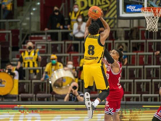 James Woodard MHP Riesen Ludwigsburg, 08 , Timeric Dejaun Williams Jr JobStairs Giessen 46ers, 30 , GER, MHP Riesen Ludwigsburg vs JobStairs Giessen 46ers, Basketball, Bundesliga, easycredit, 14 Spieltag, Spielzeit 2021 2022, 29 12 2021, GER, MHP Riesen Ludwigsburg vs JobStairs Giessen 46ers, Basketball, Bundesliga, easycredit, 14 Spieltag, Spielzeit 2021 2022, 29 12 2021 Ludwigsburg. Copyright: xEibner-Pressefoto SaschaxWaltherx EP_EER