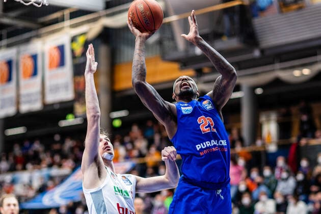 BB 1BL Syntainics MBC Brose Bamberg Chris Coffey 22 Syntainics MBC , Omar Prewitt 4 Brose Bamberg during the match Season 2021 2022 Men in the EasyCredit Bundesliga between Syntainics MBC and Brose Bamberg at Stadthalle Weissenfels on 29 December 2021 in Weissenfels, Sachsen Anhalt, Germany