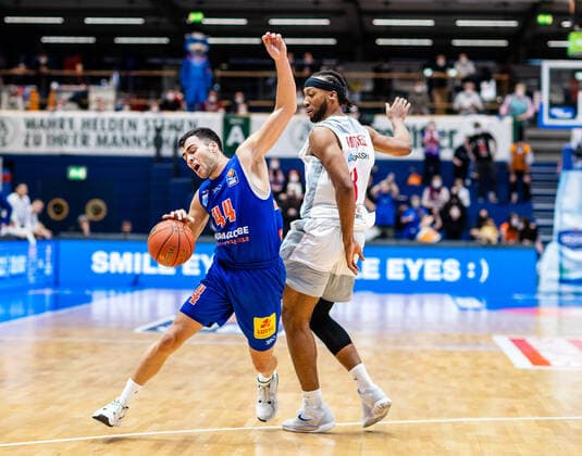 BB 1BL Syntainics MBC Brose Bamberg Nikola Rebix 44 Syntainics MBC , Akil Mitchell 8 Brose Bamberg during the match Season 2021 2022 Men in the EasyCredit Bundesliga between Syntainics MBC and Brose Bamberg at Stadthalle Weissenfels on 29 December 2021 in Weissenfels, Sachsen Anhalt, Germany