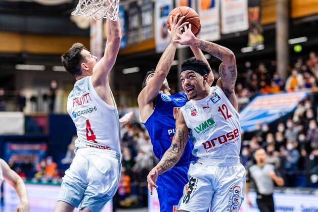 BB 1BL Syntainics MBC Brose Bamberg Justin Robinson 12 Brose Bamberg , w44 , Omar Prewitt 4 Brose Bamberg during the match Season 2021 2022 Men in the EasyCredit Bundesliga between Syntainics MBC and Brose Bamberg at Stadthalle Weissenfels on 29 December 2021 in Weissenfels, Sachsen Anhalt, Germany