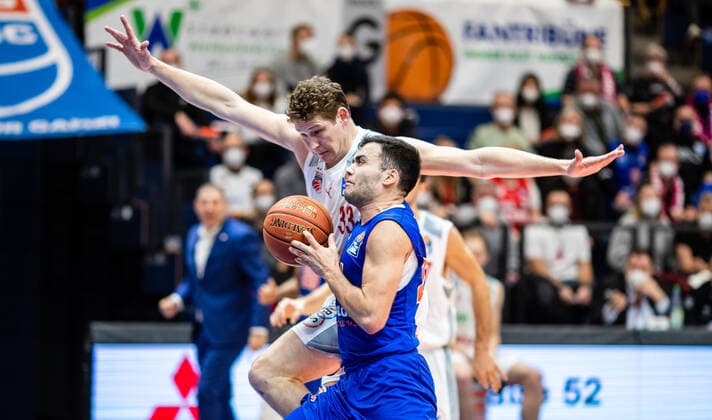 BB 1BL Syntainics MBC Brose Bamberg Nikola Rebix 44 Syntainics MBC , Patrick Heckmann 33 Brose Bamberg during the match Season 2021 2022 Men in the EasyCredit Bundesliga between Syntainics MBC and Brose Bamberg at Stadthalle Weissenfels on 29 December 2021 in Weissenfels, Sachsen Anhalt, Germany