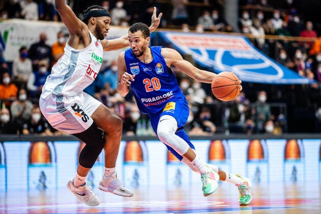 BB 1BL Syntainics MBC Brose Bamberg Janel Morris 20 Syntainics MBC , Akil Mitchell 8 Brose Bamberg during the match Season 2021 2022 Men in the EasyCredit Bundesliga between Syntainics MBC and Brose Bamberg at Stadthalle Weissenfels on 29 December 2021 in Weissenfels, Sachsen Anhalt, Germany