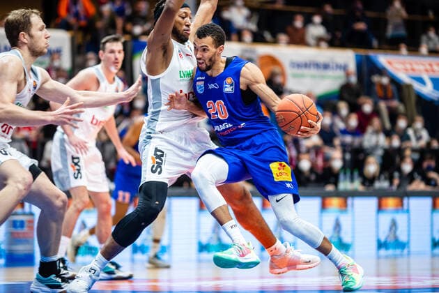 BB 1BL Syntainics MBC Brose Bamberg Janel Morris 20 Syntainics MBC , Akil Mitchell 8 Brose Bamberg during the match Season 2021 2022 Men in the EasyCredit Bundesliga between Syntainics MBC and Brose Bamberg at Stadthalle Weissenfels on 29 December 2021 in Weissenfels, Sachsen Anhalt, Germany