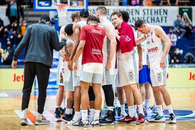 BB 1BL Syntainics MBC Brose Bamberg cheers Brose Bamberg after the game during the match Season 2021 2022 Men in the EasyCredit Bundesliga between Syntainics MBC and Brose Bamberg at Stadthalle Weissenfels on 29 December 2021 in Weissenfels, Saxony Anhalt, Germany