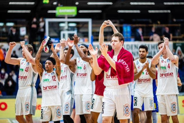 BB 1BL Syntainics MBC Brose Bamberg cheers Brose Bamberg after the game during the match Season 2021 2022 Men in the EasyCredit Bundesliga between Syntainics MBC and Brose Bamberg at Stadthalle Weissenfels on 29 December 2021 in Weissenfels, Saxony Anhalt, Germany