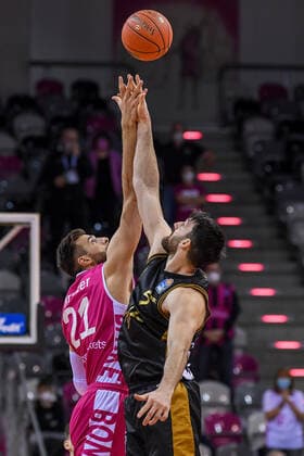 easyCredit BBL, Telekom Baskets Bonn vs Basketball Loewen Braunschweig, 29 12 2021 Leon Kratzer Telekom Baskets Bonn, 21 , Owen Klassen Basketball Loewen Braunschweig, 5 , easyCredit BBL, Telekom Baskets Bonn vs Basketball Loewen Braunschweig on 29 12 2021 at Telekom Dome Bonn, Bonn Nordrhein Westfalen Copyright: xBEAUTIFULxSPORTS Mueller-Laschetx