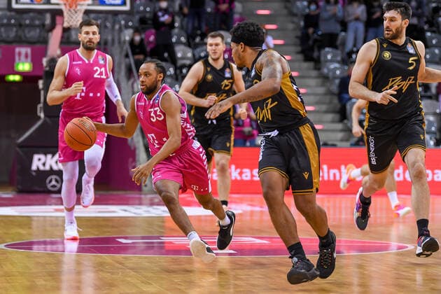 easyCredit BBL, Telekom Baskets Bonn vs Basketball Loewen Braunschweig, 29 12 2021 Parker Jackson Cartwright Telekom Baskets Bonn, 33 , Tookie Brown Basketball Löwen Braunschweig, 0 , easyCredit BBL, Telekom Baskets Bonn vs Basketball Loewen Braunschweig on 29 12 2021 at Telekom Dome Bonn, Bonn Nordrhein Westfalen Copyright: xBEAUTIFULxSPORTS Mueller-Laschetx