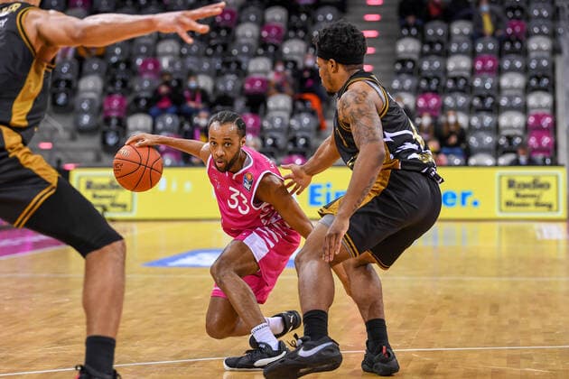 easyCredit BBL, Telekom Baskets Bonn vs Basketball Loewen Braunschweig, 29 12 2021 Parker Jackson Cartwright Telekom Baskets Bonn, 33 , Tookie Brown Basketball Löwen Braunschweig, 0 , easyCredit BBL, Telekom Baskets Bonn vs Basketball Loewen Braunschweig on 29 12 2021 at Telekom Dome Bonn, Bonn Nordrhein Westfalen Copyright: xBEAUTIFULxSPORTS Mueller-Laschetx