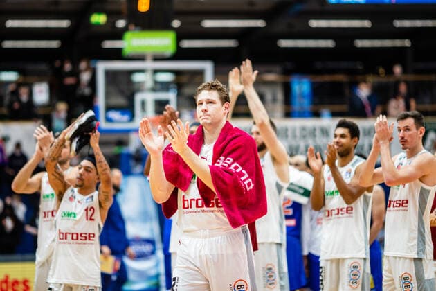 BB 1BL Syntainics MBC Brose Bamberg cheering after the match with Patrick Heckmann 33 Brose Bamberg during the match Season 2021 2022 Men in the EasyCredit Bundesliga between Syntainics MBC and Brose Bamberg at Stadthalle Weissenfels on 29 December 2021 in Weissenfels, Sachsen Anhalt, Germany