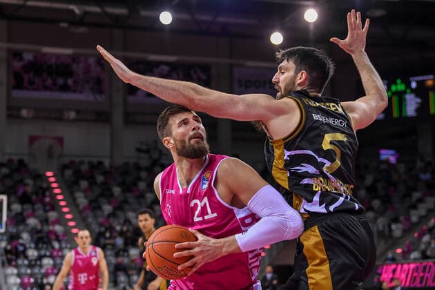 easyCredit BBL, Telekom Baskets Bonn vs Basketball Loewen Braunschweig, 29 12 2021 Leon Kratzer Telekom Baskets Bonn, 21 , Owen Klassen Basketball Loewen Braunschweig, 5 , easyCredit BBL, Telekom Baskets Bonn vs Basketball Loewen Braunschweig on 29 12 2021 at Telekom Dome Bonn, Bonn Nordrhein Westfalen Copyright: xBEAUTIFULxSPORTS Mueller-Laschetx