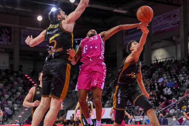 easyCredit BBL, Telekom Baskets Bonn vs Basketball Loewen Braunschweig, 29 12 2021 Parker Jackson Cartwright Telekom Baskets Bonn, 33 , Owen Klassen Basketball Löwen Braunschweig, 5 , Brandon Tischler Basketball Löwen Braunschweig, 13 , easyCredit BBL, Telekom Baskets Bonn vs Basketball Loewen Braunschweig on 29 12 2021 at Telekom Dome Bonn, Bonn Nordrhein Westfalen Copyright: xBEAUTIFULxSPORTS Mueller-Laschetx