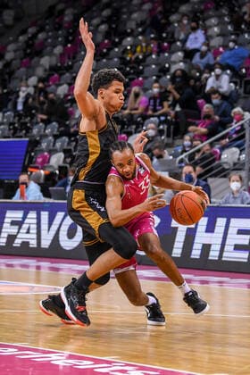 easyCredit BBL, Telekom Baskets Bonn vs Basketball Loewen Braunschweig, 29 12 2021 Parker Jackson Cartwright Telekom Baskets Bonn, 33 , Brandon Tischler Basketball Löwen Braunschweig, 13 , easyCredit BBL, Telekom Baskets Bonn vs Basketball Loewen Braunschweig on 29 12 2021 at Telekom Dome Bonn, Bonn Nordrhein Westfalen Copyright: xBEAUTIFULxSPORTS Mueller-Laschetx