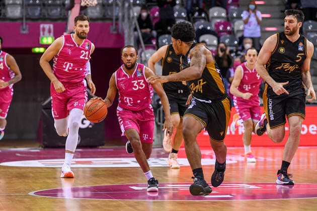 easyCredit BBL, Telekom Baskets Bonn vs Basketball Loewen Braunschweig, 29 12 2021 Parker Jackson Cartwright Telekom Baskets Bonn, 33 , Tookie Brown Basketball Löwen Braunschweig, 0 , easyCredit BBL, Telekom Baskets Bonn vs Basketball Loewen Braunschweig on 29 12 2021 at Telekom Dome Bonn, Bonn Nordrhein Westfalen Copyright: xBEAUTIFULxSPORTS Mueller-Laschetx