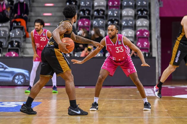 easyCredit BBL, Telekom Baskets Bonn vs Basketball Loewen Braunschweig, 29 12 2021 Parker Jackson Cartwright Telekom Baskets Bonn, 33 , Tookie Brown Basketball Löwen Braunschweig, 0 , easyCredit BBL, Telekom Baskets Bonn vs Basketball Loewen Braunschweig on 29 12 2021 at Telekom Dome Bonn, Bonn Nordrhein Westfalen Copyright: xBEAUTIFULxSPORTS Mueller-Laschetx