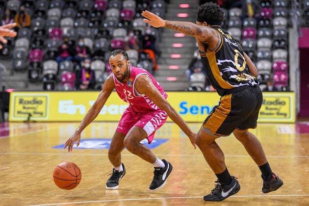 easyCredit BBL, Telekom Baskets Bonn vs Basketball Loewen Braunschweig, 29 12 2021 Parker Jackson Cartwright Telekom Baskets Bonn, 33 , Tookie Brown Basketball Löwen Braunschweig, 0 , easyCredit BBL, Telekom Baskets Bonn vs Basketball Loewen Braunschweig on 29 12 2021 at Telekom Dome Bonn, Bonn Nordrhein Westfalen Copyright: xBEAUTIFULxSPORTS Mueller-Laschetx