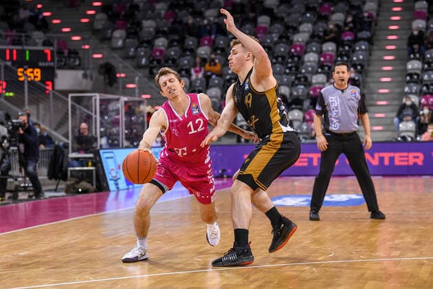easyCredit BBL, Telekom Baskets Bonn vs Basketball Loewen Braunschweig, 29 12 2021 Skyler Bowlin Telekom Baskets Bonn, 12 , Ondrej Sehnal Basketball Löwen Braunschweig, 19 , easyCredit BBL, Telekom Baskets Bonn vs Basketball Loewen Braunschweig on 29 12 2021 at Telekom Dome Bonn, Bonn Nordrhein Westfalen Copyright: xBEAUTIFULxSPORTS Mueller-Laschetx