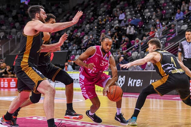 easyCredit BBL, Telekom Baskets Bonn vs Basketball Loewen Braunschweig, 29 12 2021 Parker Jackson Cartwright Telekom Baskets Bonn, 33 , Owen Klassen Basketball Löwen Braunschweig, 5 , David Krämer Basketball Löwen Braunschweig, 1 , Brandon Tischler Basketball Löwen Braunschweig, 13 , easyCredit BBL, Telekom Baskets Bonn vs Basketball Loewen Braunschweig on 29 12 2021 at Telekom Dome Bonn, Bonn Nordrhein Westfalen Copyright: xBEAUTIFULxSPORTS Mueller-Laschetx