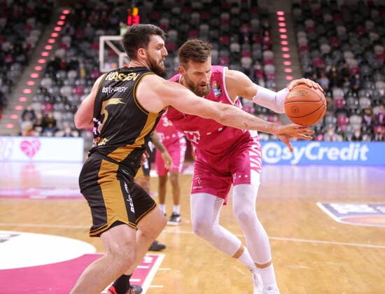 Leon Kratzer Telekom Baskets Bonn vs Owen Klassen Basketball Löwen Braunschweig easyCredit BBL 1 Bundesliga , 2021 2022 season , Hauptrunde 13 Spieltag
