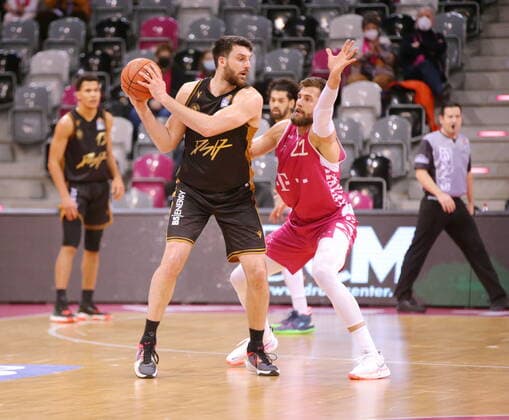 Leon Kratzer Telekom Baskets Bonn vs Owen Klassen Basketball Löwen Braunschweig easyCredit BBL 1 Bundesliga , 2021 2022 season , Hauptrunde 13 Spieltag