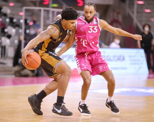 Parker Jackson Cartwright Telekom Baskets Bonn vs Tookie Brown Basketball Löwen Braunschweig easyCredit BBL 1 Bundesliga , 2021 2022 season , Hauptrunde 13 Spieltag