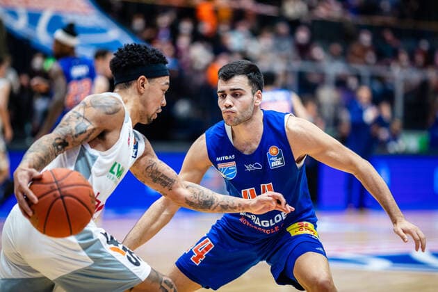 BB 1BL Syntainics MBC Brose Bamberg Nikola Rebix 44 Syntainics MBC , Justin Robinson 12 Brose Bamberg Nikola Rebix 44 Syntainics MBC , Justin Robinson 12 Brose Bamberg during the match Season 2021 2022 Men in the EasyCredit Bundesliga between Syntainics MBC and Brose Bamberg at Stadthalle Weissenfels on 29 December 2021 in Weissenfels, Sachsen Anhalt, Germany