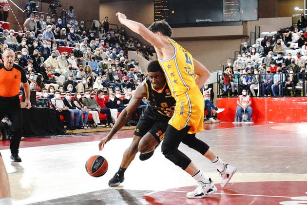 Dwayne Bacon (AS Monaco) - Angelo Caloiaro (Maccabi Playtika Tel Aviv) BASKETBALL : AS Monaco vs Maccabi Tel Aviv - Euroleague - Monaco - 29 12 2021 NorbertScanella Panoramic 