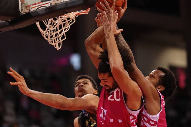 Bonn, Germany, 29 12 2021, Telekom Dome, basketball, BBL, 14 matchday, Telekom Baskets Bonn vs Basketball Löwen Braunschweig Brandon Tischler Braunschweig , Jeremy Morgan Bonn