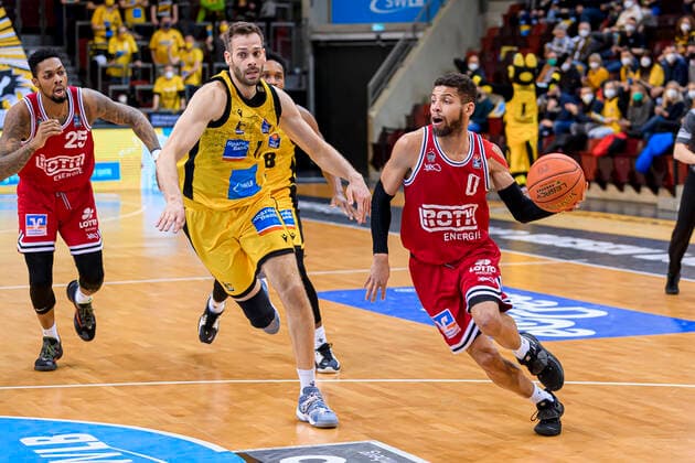 Ludwigsburg, Germany 29 December 2021 BBL 21 22 MHP Riesen Ludwigsburg vs Jobstairs Giessen 46ers v li Phillip Darnell Fayne Giessen , Jonas Wohlfarth Bottermann Ludwigsburg , Kendale Deshawn McCullum Giessen Ludwigsburg MHP Arena Baden Württemberg Germany.