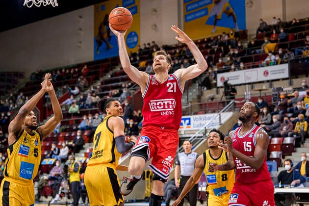 Ludwigsburg, Germany 29 December 2021 BBL 21 22 MHP Riesen Ludwigsburg vs Jobstairs Giessen 46ers v li Justin Simon Ludwigsburg , Jonathan Bähre Baehre Ludwigsburg , Florian Koch Giessen , James Woodard Ludwigsburg , Jalon Demarco Miller Giessen Ludwigsburg MHP Arena Baden Württemberg Germany