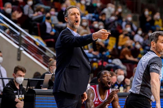 Ludwigsburg, Germany 29 December 2021 BBL 21 22 MHP Riesen Ludwigsburg vs Jobstairs Giessen 46ers coach Pete Strobl Giessen gestures gestures Ludwigsburg MHP Arena Baden Württemberg Germany