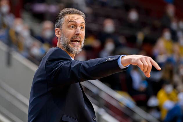 Ludwigsburg, Germany 29 December 2021 BBL 21 22 MHP Riesen Ludwigsburg vs Jobstairs Giessen 46ers coach Pete Strobl Giessen gestures gestures Ludwigsburg MHP Arena Baden Württemberg Germany
