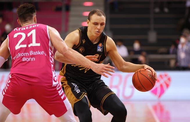 Bonn, Germany, 29 12 2021, Telekom Dome, Basketball, BBL, 14 Matchday, Telekom Baskets Bonn vs Basketball Löwen Braunschweig Leon Kratzer Bonn , Robin Amaize Braunschweig