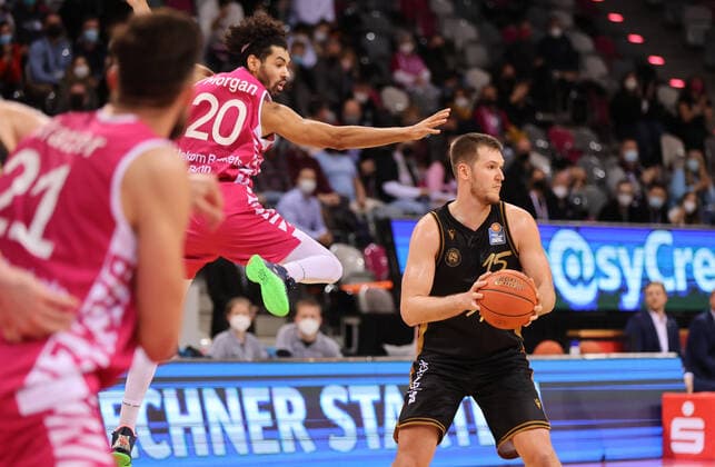 Bonn, Germany, 29 12 2021, Telekom Dome, Basketball, BBL, 14 matchday, Telekom Baskets Bonn vs Basketball Löwen Braunschweig Jeremy Morgan Bonn , Martin Peterka Braunschweig