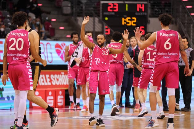Bonn, Germany, 29 12 2021, Telekom Dome, basketball, BBL, 14 matchday, Telekom Baskets Bonn vs Basketball Löwen Braunschweig Parker Jackson Cartwright Bonn raises arms
