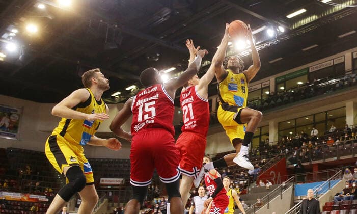 Ludwigsburg , Basketball easycredit BBL Bundesliga MHP Riesen Ludwigsburg vs JobStairs GIESSEN 46ers , right Justin Simon Riesenn