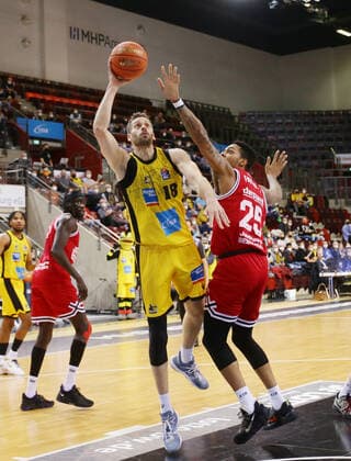 Ludwigsburg , Basketball easycredit BBL Bundesliga MHP Riesen Ludwigsburg vs JobStairs GIESSEN 46ers , from left Jonas Wohlfarth Bottermann Riesen Phillip Fayne Giessen