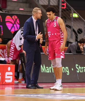 Bonn, Germany, 29 12 2021, Telekom Dome, basketball, BBL, 14 matchday, Telekom Baskets Bonn vs Basketball Löwen Braunschweig head coach Tuomas Lisalo Bonn , Tyson Ward Bonn