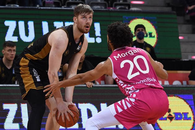 Basketball Men easyCredit BBL 14 Matchday Telekom Baskets Bonn Basketball Löwen Braunschweig on 29 12 2021 at the Telekom Dome in Bonn Luc van Slooten Braunschweig , left Jeremy Morgan Bonn , right xRx