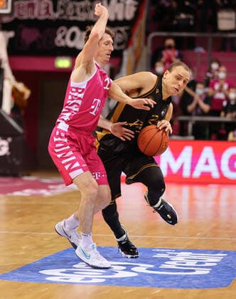Bonn, Germany, 29 12 2021, Telekom Dome, Basketball, BBL, 14 Matchday, Telekom Baskets Bonn vs Basketball Löwen Braunschweig Skyler Bowlin Bonn , Robin Amaize Braunschweig