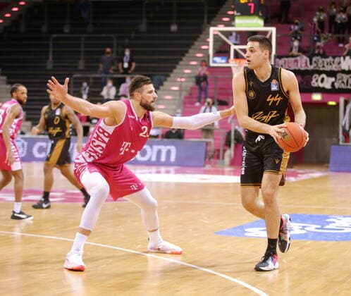 Leon Kratzer Telekom Baskets Bonn vs Benedikt Turudic Basketball Löwen Braunschweig easyCredit BBL 1 Bundesliga , 2021 2022 season , Main Round Matchday 13