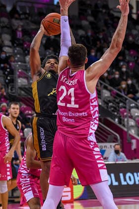 easyCredit BBL, Telekom Baskets Bonn vs Basketball Loewen Braunschweig, 29 12 2021 Tookie Brown Basketball Löwen Braunschweig, 0 , Leon Kratzer Telekom Baskets Bonn, 21 , easyCredit BBL, Telekom Baskets Bonn vs Basketball Loewen Braunschweig on 29 12 2021 at Telekom Dome Bonn, Bonn Nordrhein Westfalen Copyright: xBEAUTIFULxSPORTS Mueller-Laschetx