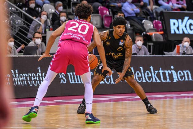 easyCredit BBL, Telekom Baskets Bonn vs Basketball Loewen Braunschweig, 29 12 2021 Tookie Brown Basketball Loewen Braunschweig, 0 , Jeremy Morgan Telekom Baskets Bonn, 20 , easyCredit BBL, Telekom Baskets Bonn vs Basketball Loewen Braunschweig on 29 12 2021 at Telekom Dome Bonn, Bonn Nordrhein Westfalen Copyright: xBEAUTIFULxSPORTS Mueller-Laschetx