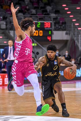 easyCredit BBL, Telekom Baskets Bonn vs Basketball Loewen Braunschweig, 29 12 2021 Tookie Brown Basketball Loewen Braunschweig, 0 , Jeremy Morgan Telekom Baskets Bonn, 20 , easyCredit BBL, Telekom Baskets Bonn vs Basketball Loewen Braunschweig on 29 12 2021 at Telekom Dome Bonn, Bonn Nordrhein Westfalen Copyright: xBEAUTIFULxSPORTS Mueller-Laschetx