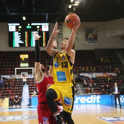 Jonah Radebaugh Giants, right MHP Riesen Ludwigsburg vs Giessen 46ers Basketball Bundesliga 2021 2022 Ludwigsburg , GER, 29 12 2021,