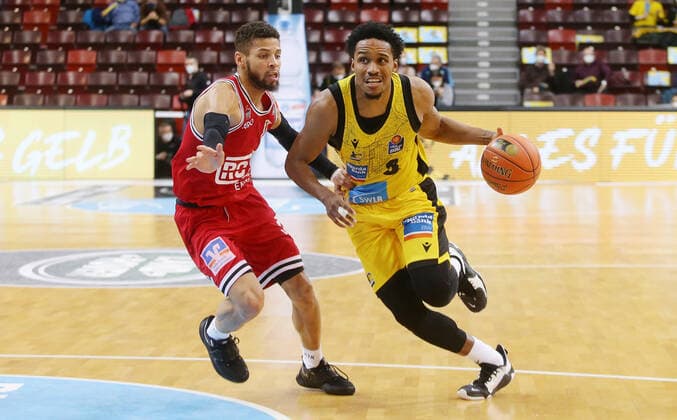 Ludwigsburg , Basketball easycredit BBL Bundesliga MHP Riesen Ludwigsburg vs JobStairs GIESSEN 46ers , from left Kendale McCullum Giessen James Woodard Riesen