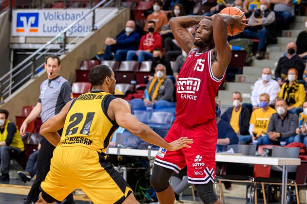 Ludwigsburg, Germany 29 December 2021 BBL 21 22 MHP Riesen Ludwigsburg vs Jobstairs Giessen 46ers v li Tremmell Darden Ludwigsburg , Jalon Demarco Miller Giessen Ludwigsburg MHP Arena Baden Württemberg Germany.