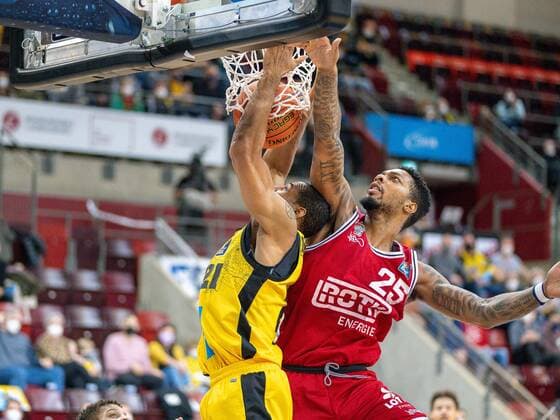 Tremmell Darden MHP Riesen Ludwigsburg 21 , Phillip Fayne II JobStairs Giessen 46ers, 25 , GER, MHP Riesen Ludwigsburg vs JobStairs Giessen 46ers, Basketball, Bundesliga, easycredit, 14 Spieltag, Spielzeit 2021 2022, 29 12 2021, GER, MHP Riesen Ludwigsburg vs JobStairs Giessen 46ers, Basketball, Bundesliga, easycredit, 14 Spieltag, Spielzeit 2021 2022, 29 12 2021 Ludwigsburg Copyright: xEibner-Pressefoto SaschaxWaltherx EP_EER