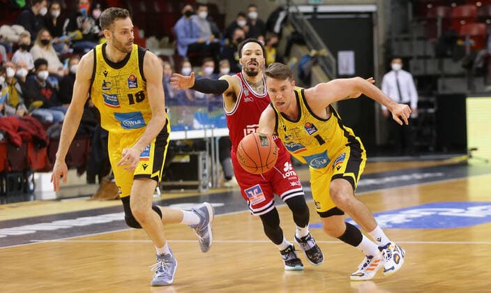 Ludwigsburg , Basketball easycredit BBL Bundesliga MHP Riesen Ludwigsburg vs JobStairs GIESSEN 46ers , from left Jonas Wohlfarth Bottermann Riesen Kyan Anderson Giessen Jordan Hulls Riesen